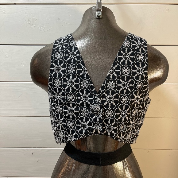 ❣️MAEVE Anthropologie Crop Top Brodé Noir et Blanc (Taille 6) - Picture 7 of 10